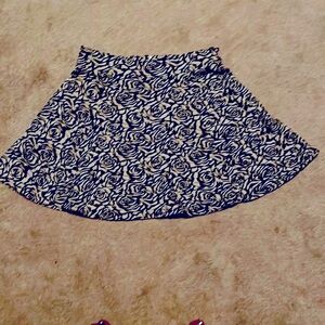 5/20🔴 Divided Flowers Black And White Mini Skirt Sz S Back Zipper Rose print